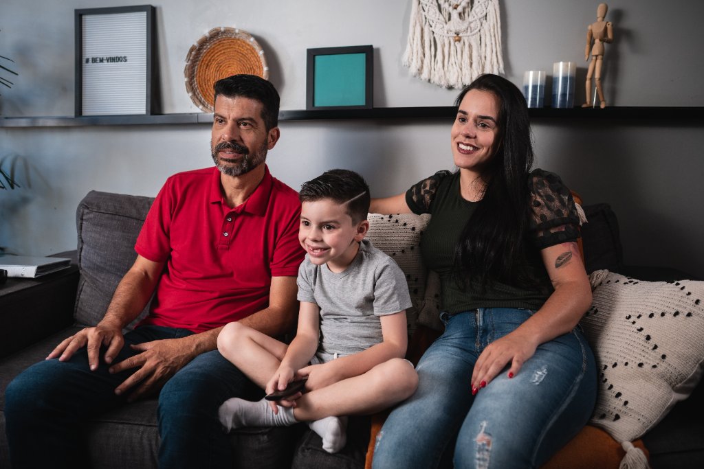 Família feliz realizando o sonho da casa própria com a LARYA