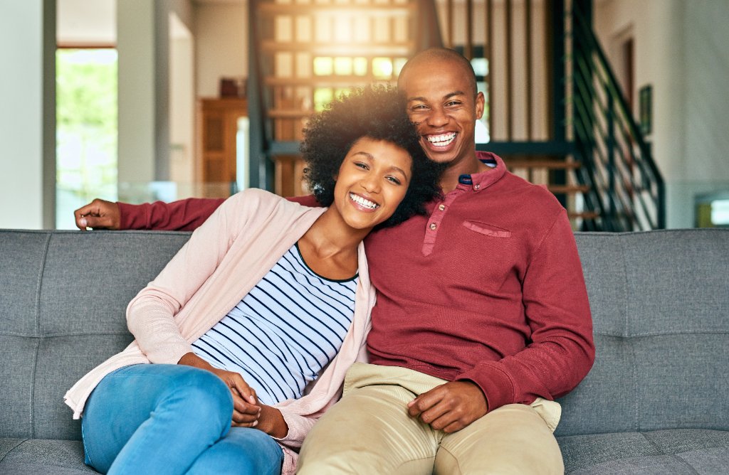 Família feliz realizando o sonho da casa própria com a LARYA