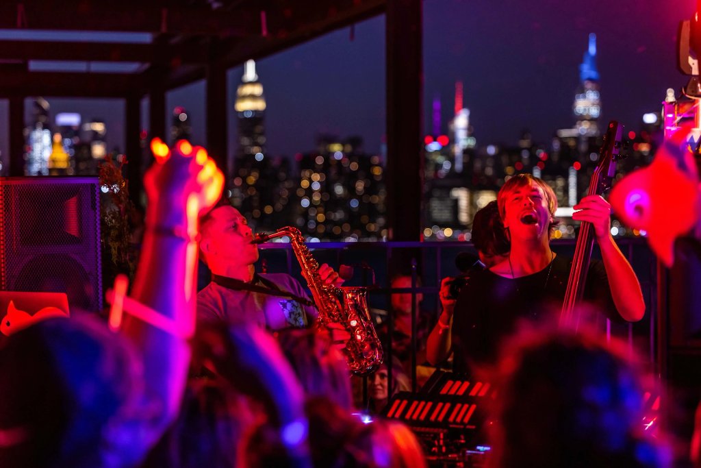 LIVE MUSIC