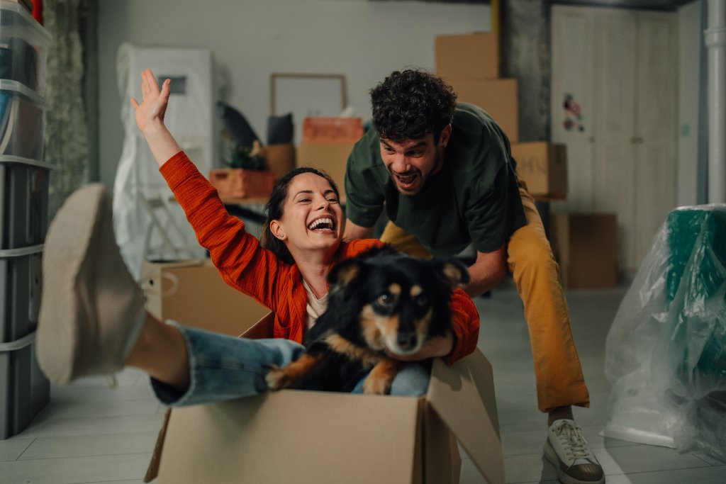 Família feliz na casa nova com financiamento imobiliário LARYA