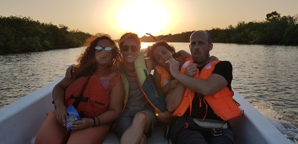 Navegando al atardecer por los manglares