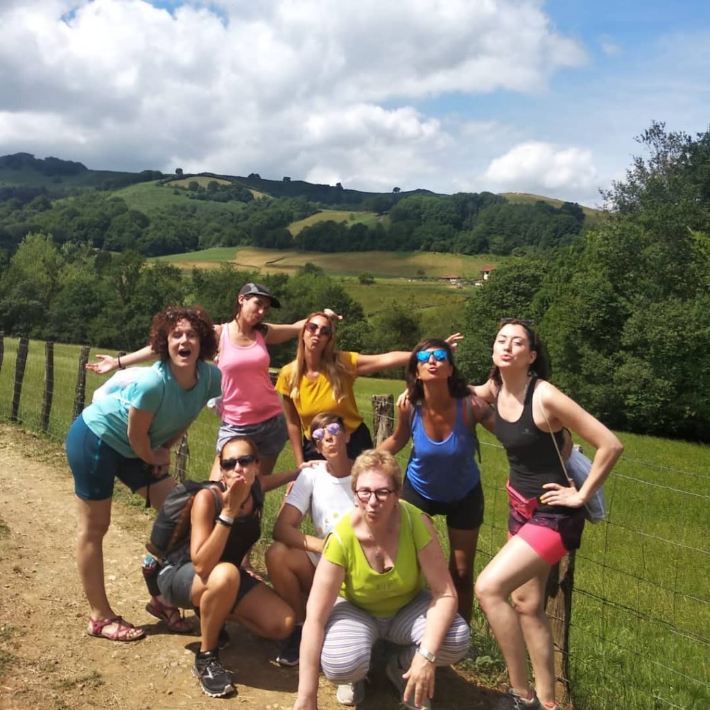 Grupo de mujeres Rumboviajeras en la naturaleza