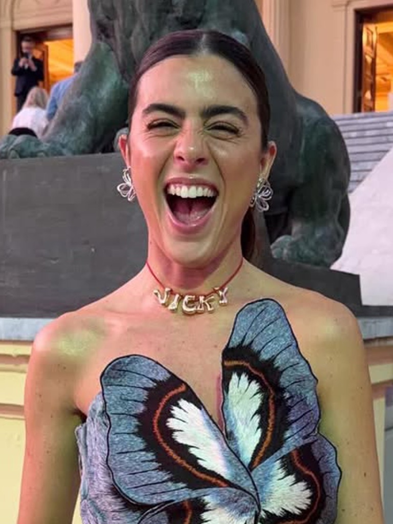 VICKY MONTANARI (1,3M) PORTE UN COLLIER LA MÔME BIJOU