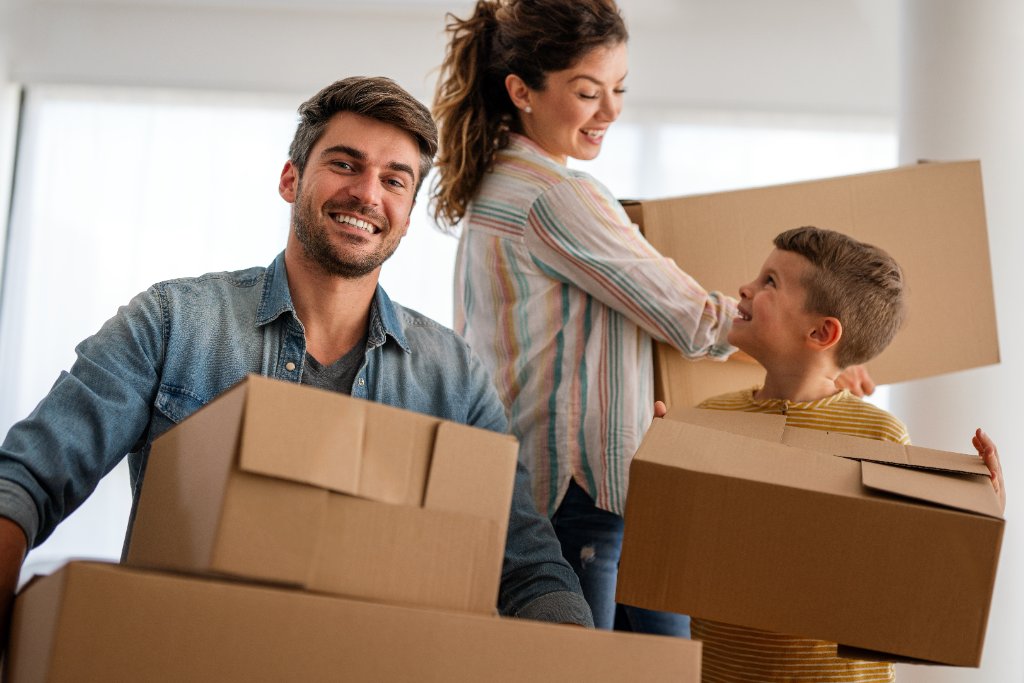 Família feliz com novo imóvel