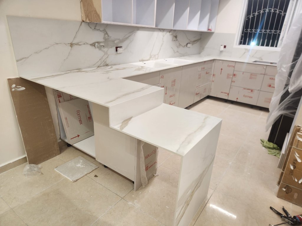 מטבח מלא עם שיש בגווני חום - גרניט פורצלן עם גידים אפורים - מטבח בשיש ואבן טבעית | שיש עזריאל