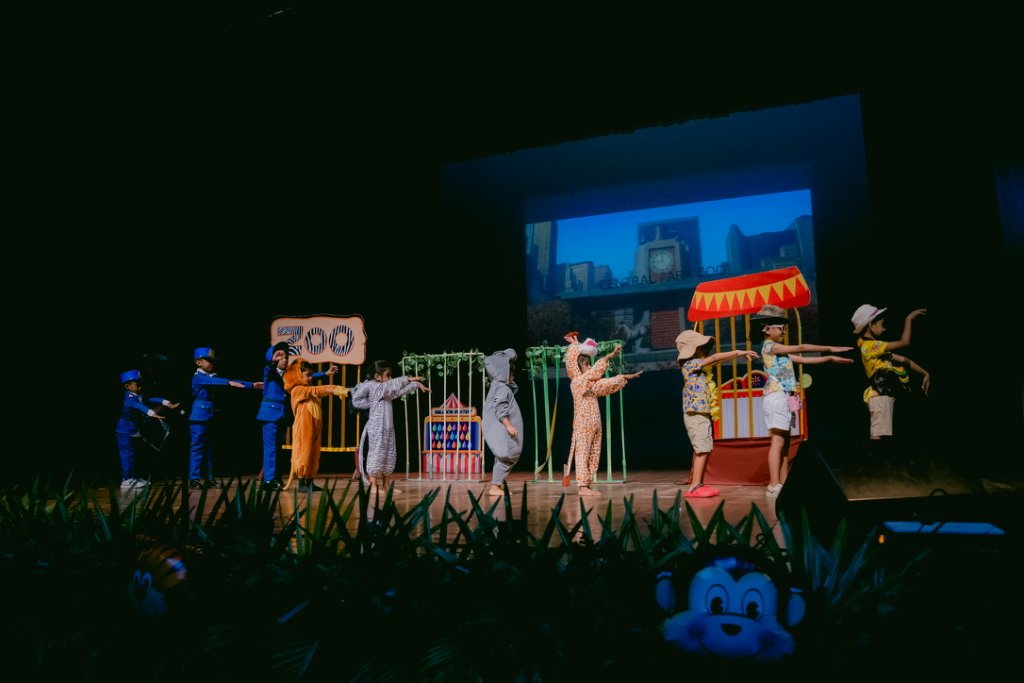 Madagascar Play - Zoo Scene Full