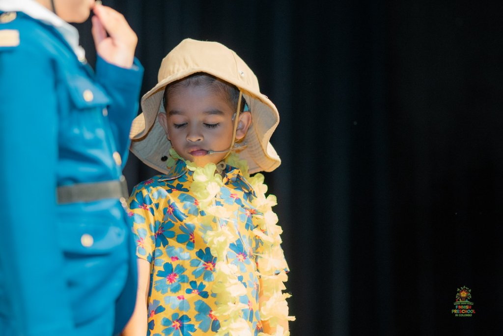 Madagascar Play - Magician Kneel