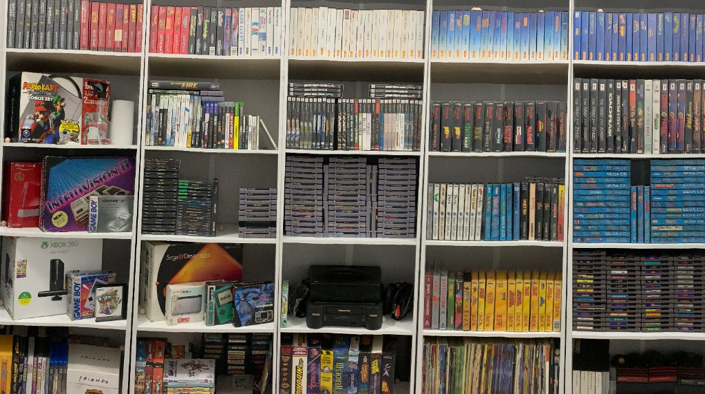 Estantes da coleção RudyDreamer com jogos e consoles de diferentes gerações