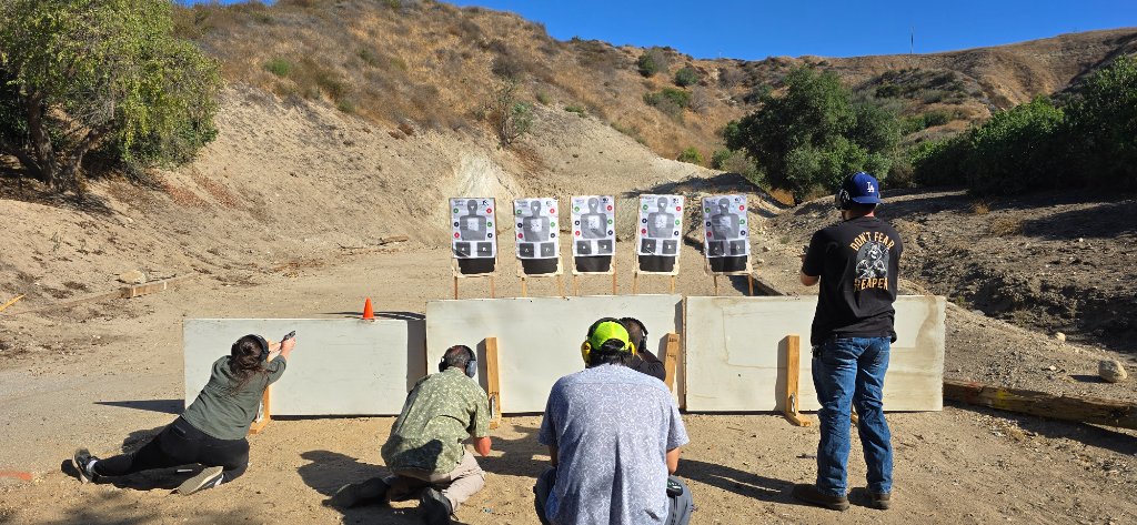 Defensive pistol training - Students practicing shooting positions