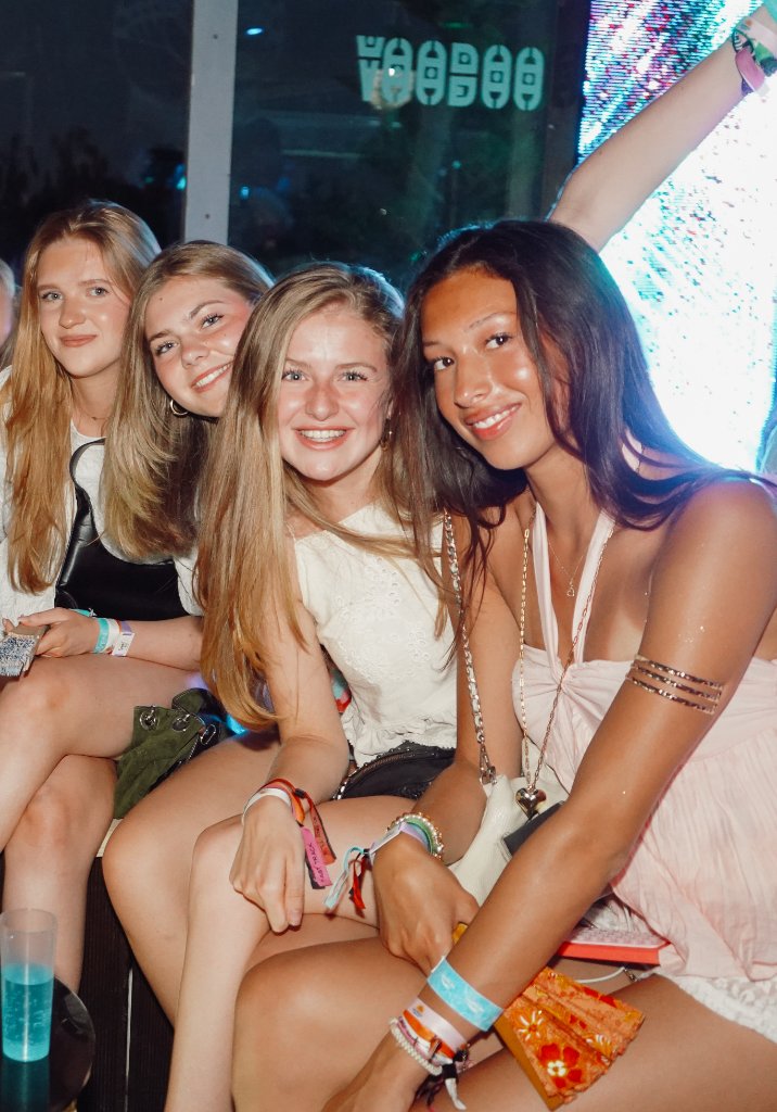 Party moment 8