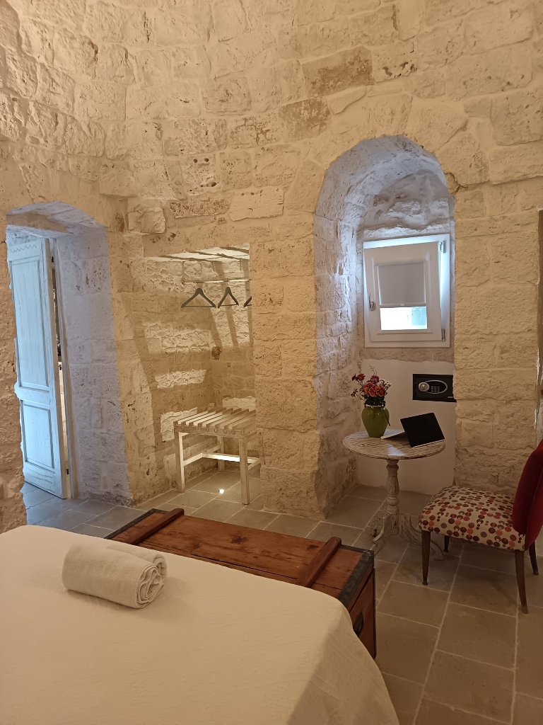 Bedroom with vaulted archways