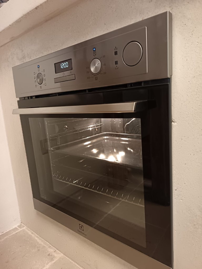 Built-in oven with modern controls