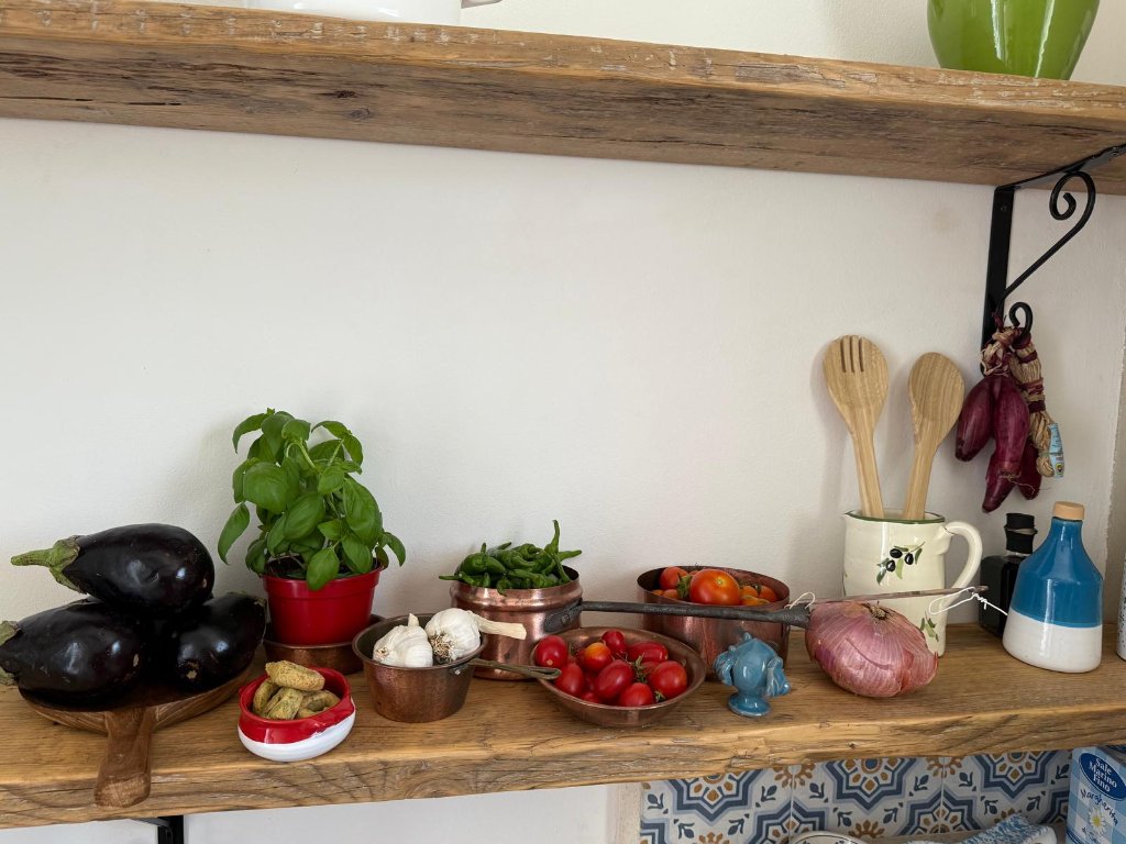 Traditional kitchen shelf with Puglian decor