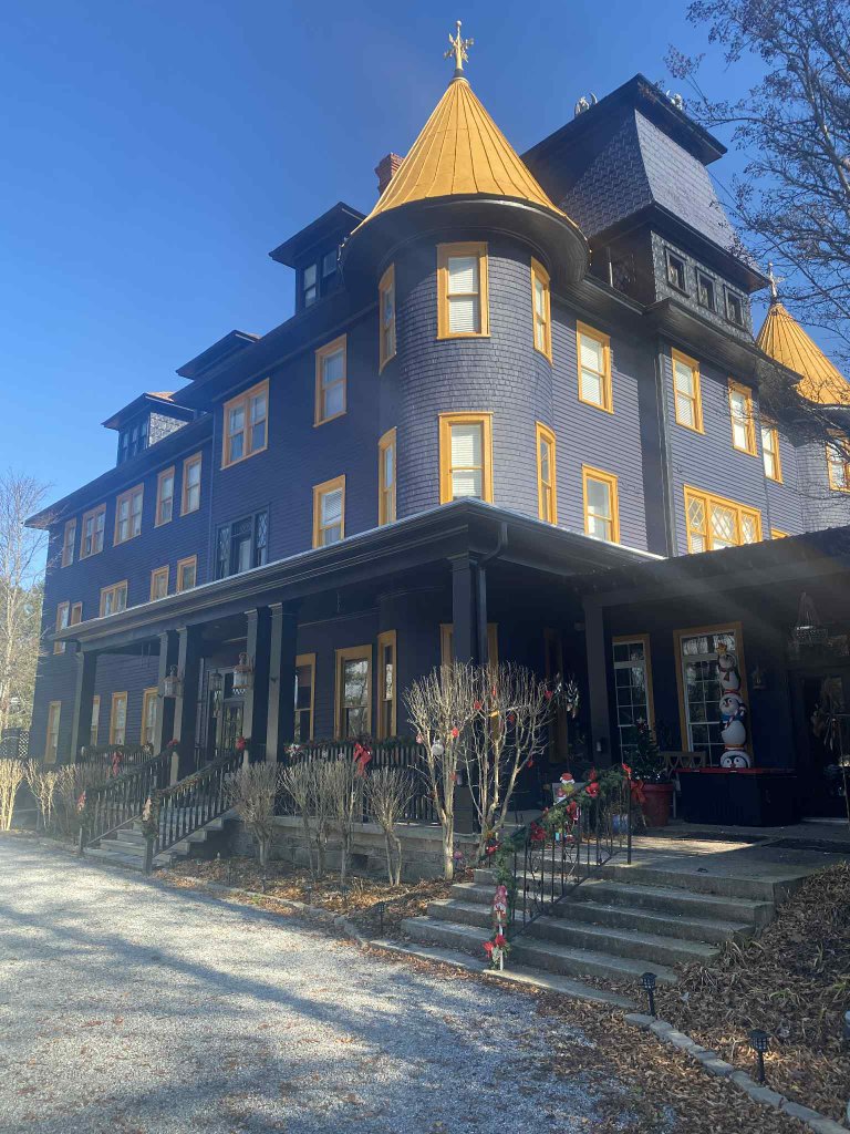 Osceola Lake Inn - Historic lakeside retreat in Hendersonville, NC overlooking scenic Osceola Lake