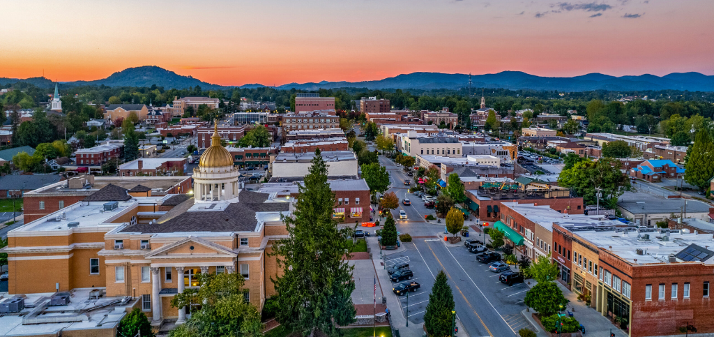 Downtown Hendersonville - Enjoy shops, art, dining, and cultural attractions at Osceola Lake Inn in Hendersonville NC
