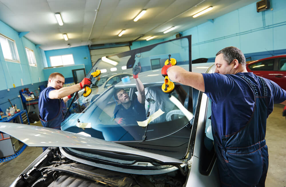 Windshield repair near me Dallas - Auto glass repair service fixing windshield chip damage