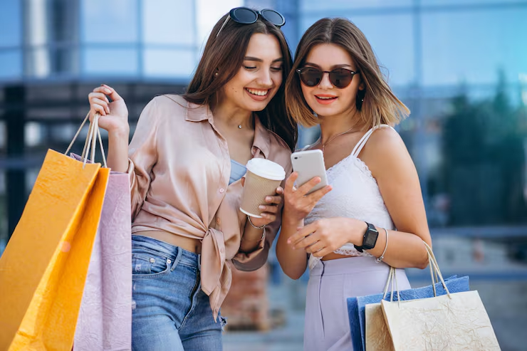 Mujeres de compras en shopping