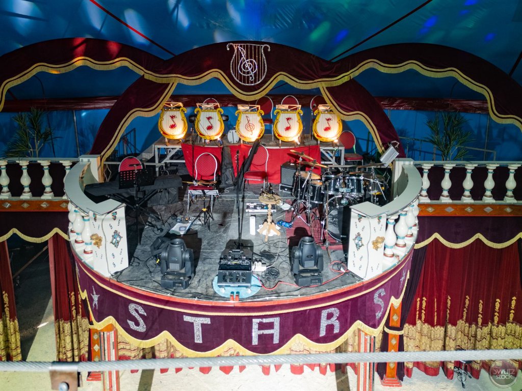 Zirkusmanege mit markanten Lichtspielen