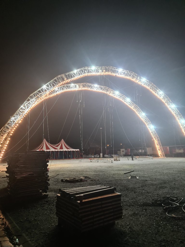 Zirkusaufführung mit Trapezkünstlern
