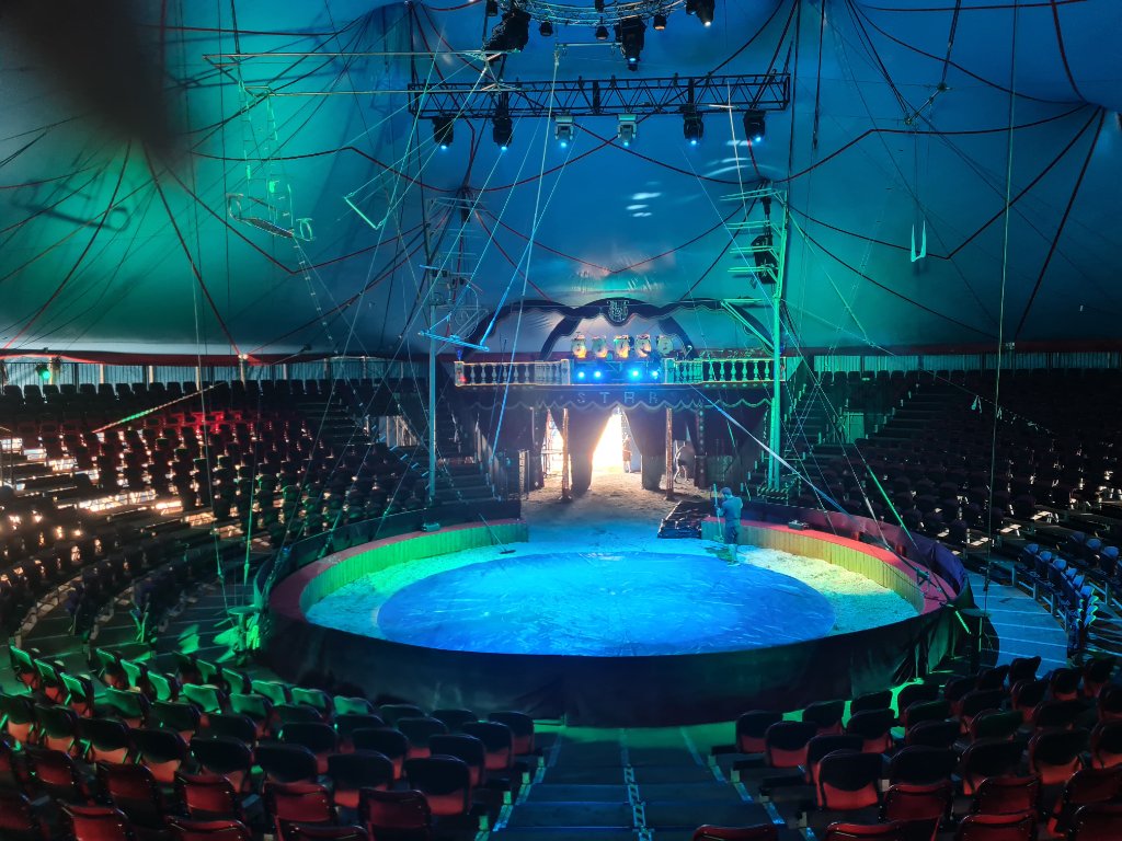 Zirkusmanege mit magischer Lichtatmosphäre