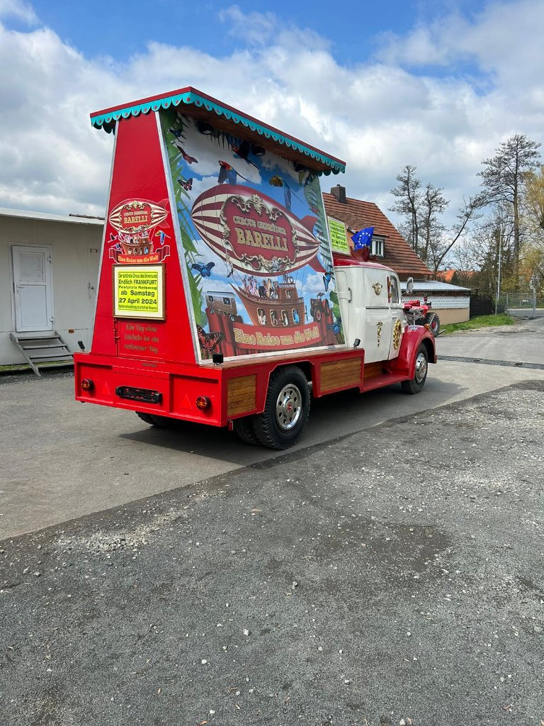 Zirkuswagen und Equipment des Circus Barelli