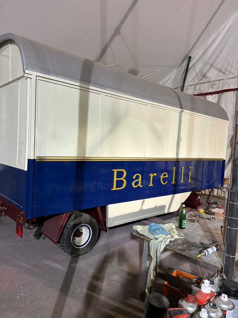 Manege mit beleuchteter Bühnenshow