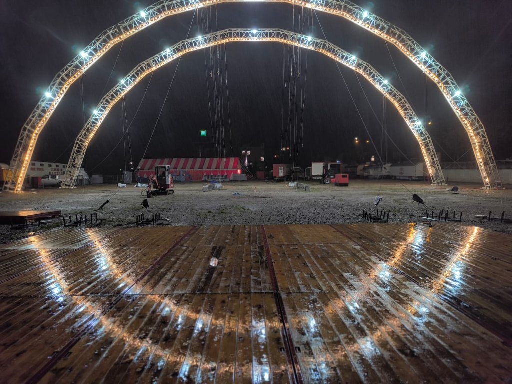 Zeltpalast des Circus Gebrüder Barelli mit rot-weißen Dachspitzen