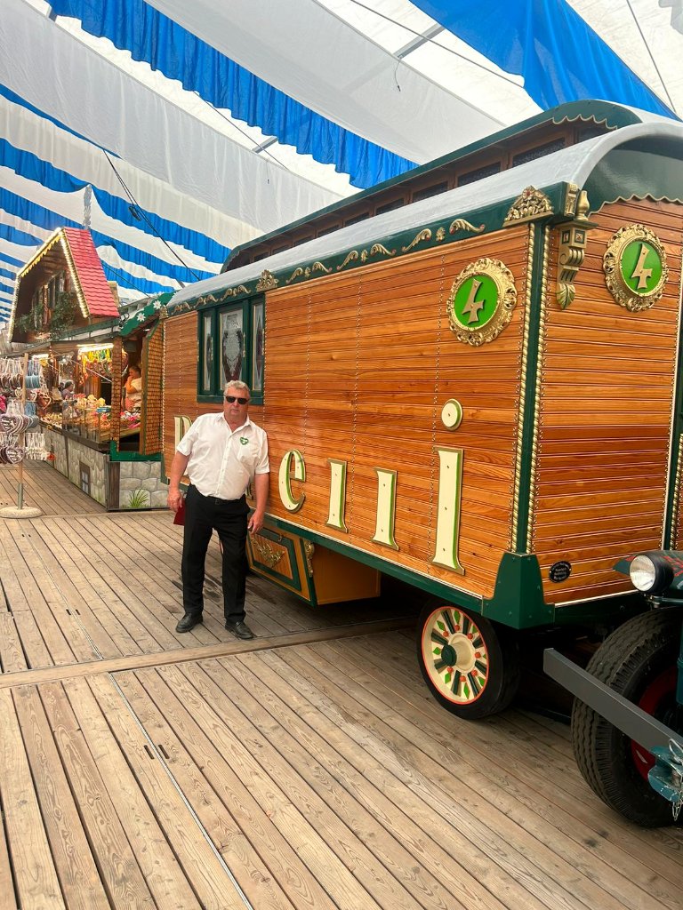 Circusartisten in bunten Kostümen