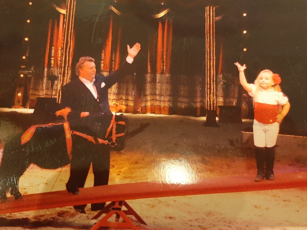 Publikum und Artisten im Zirkuszelt