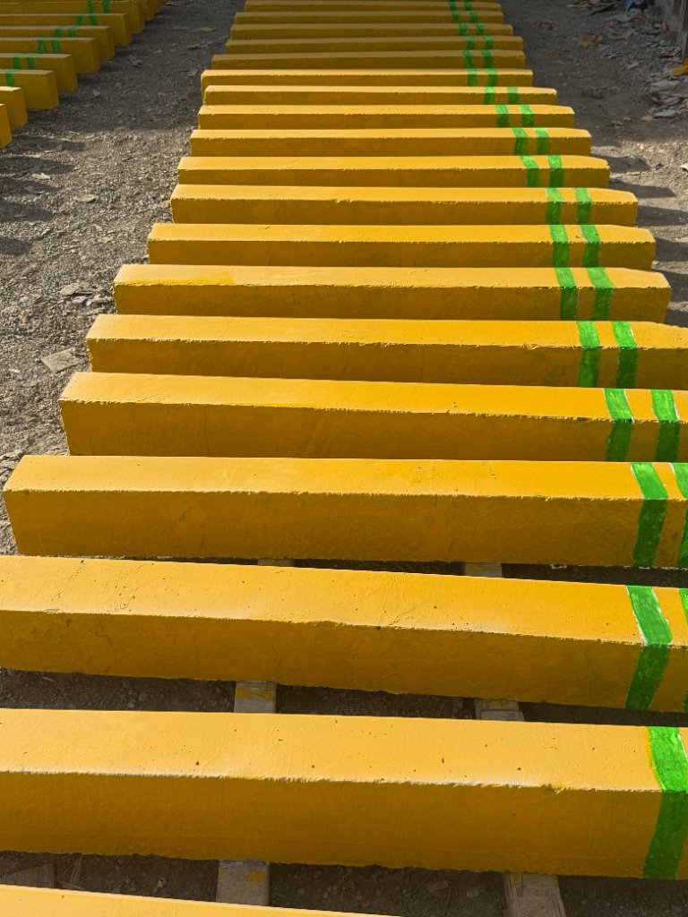 الأعمدة الصفراء