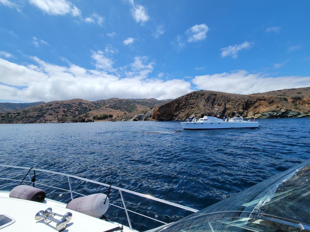 Fleet cruise - Manta off Arrowpoint from Harmony