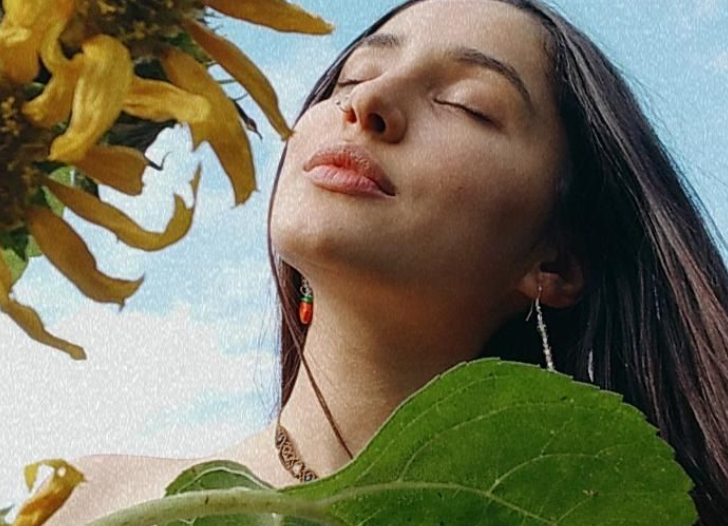 Lucía Castro con girasoles
