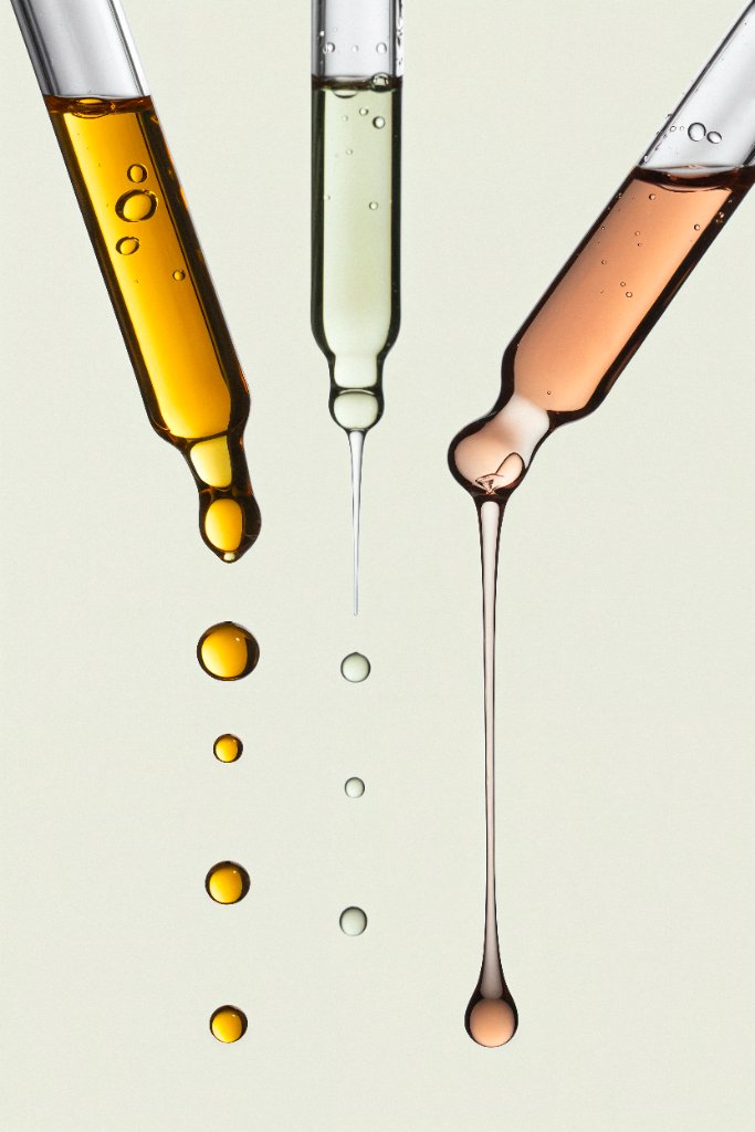 Conta-gotas com líquidos coloridos