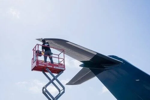 Aircraft on lift detailing