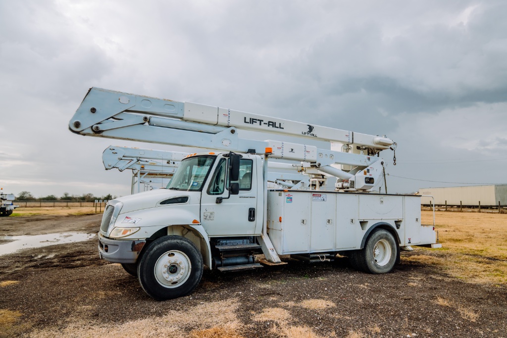 Infrastructure contractor fleet service — aerial lift inspection and compliance documentation