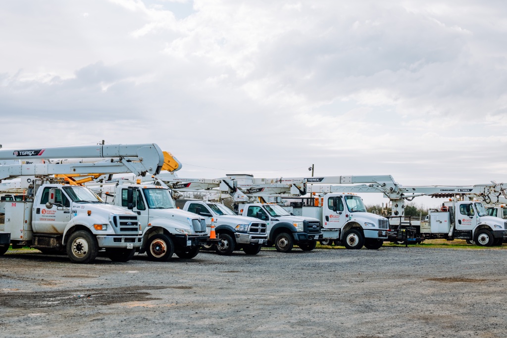 bucket truck rental Tampa FL — contractor aerial lift equipment available for utility projects
