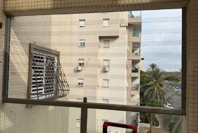 הגבהת מעקה מרפסת גובה – כמה צריך ואיך עושים את זה נכון - מאמר מקצועי על סורגים שקופים