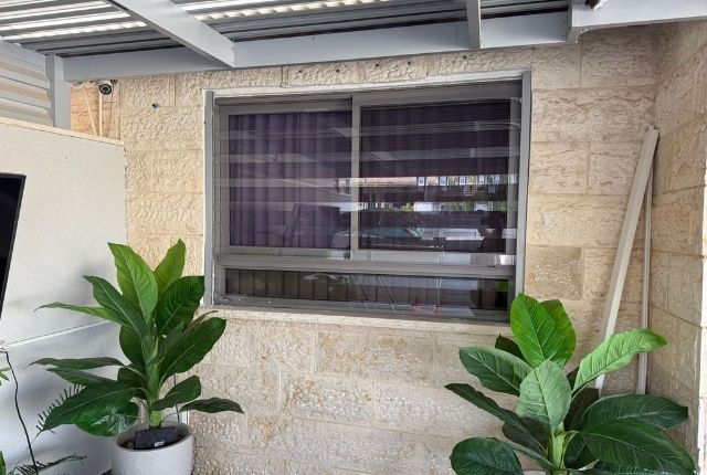 הגבהת מעקה מרפסת מחירים – כמה עולה ומה משפיע על העלות? - מאמר מקצועי על סורגים שקופים