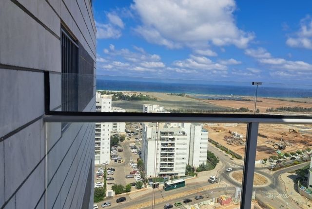 הגבהת מעקה מרפסת: המדריך השלם לביטחון ועיצוב מושלם - מאמר מקצועי על סורגים שקופים
