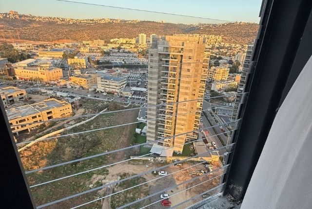 הגבהה למרפסת מחירים – כמה זה עולה ואיך בוחרים חכם - מאמר מקצועי על סורגים שקופים