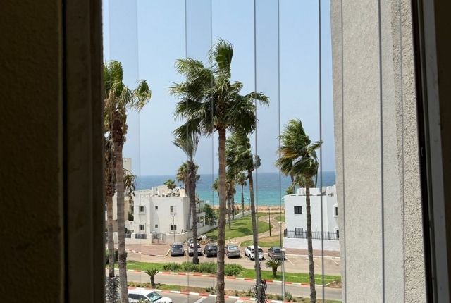 כמה עולה הגבהת מעקה מרפסת? מדריך מחירים ופתרונות ל-2026 - מאמר מקצועי על סורגים שקופים