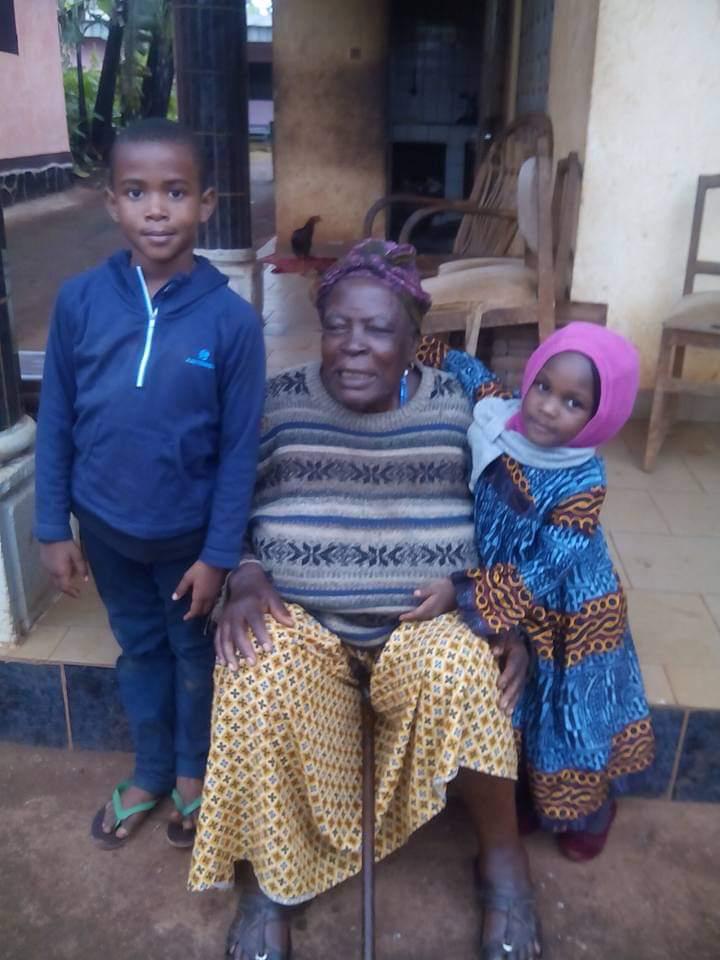 Grand-mère avec ses petits-enfants