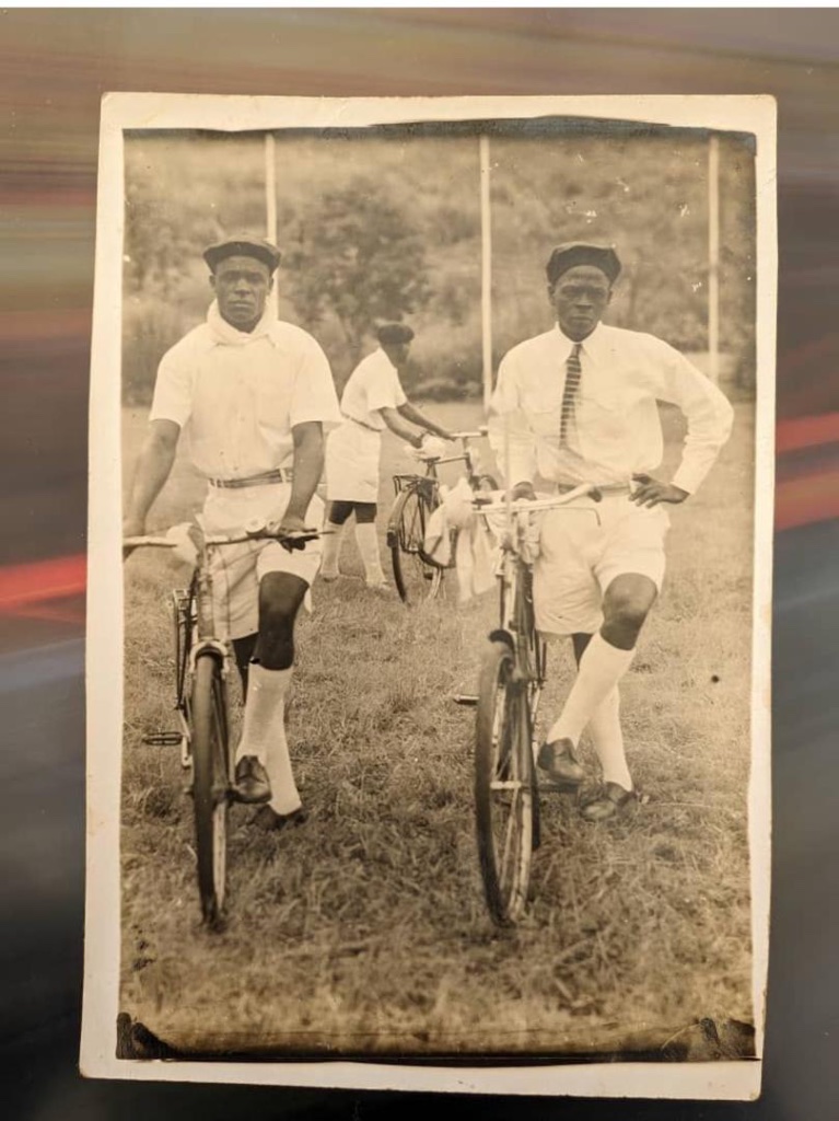 Papa Caillé et son frère à vélo