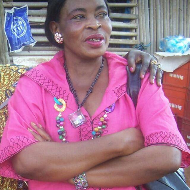 Dame en rose avec bijoux traditionnels