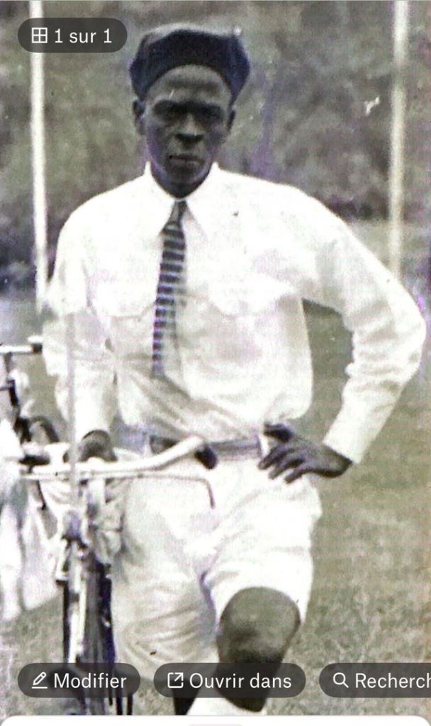 Papa Caillé élégant à vélo