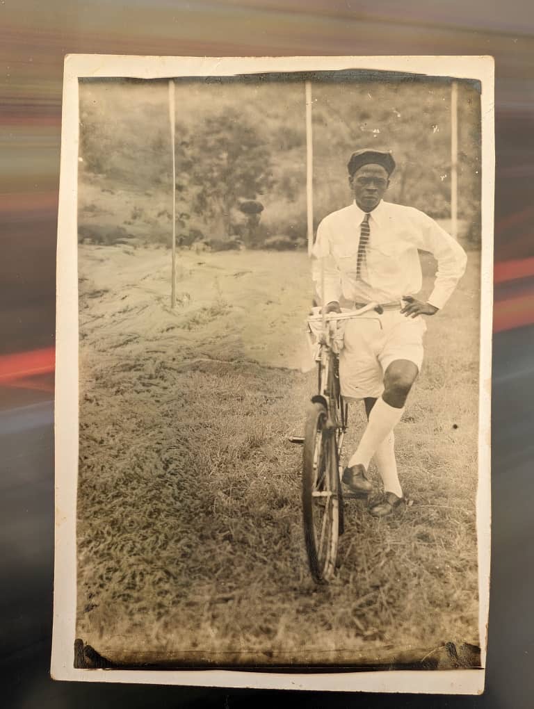 Papa Caillé posant à vélo