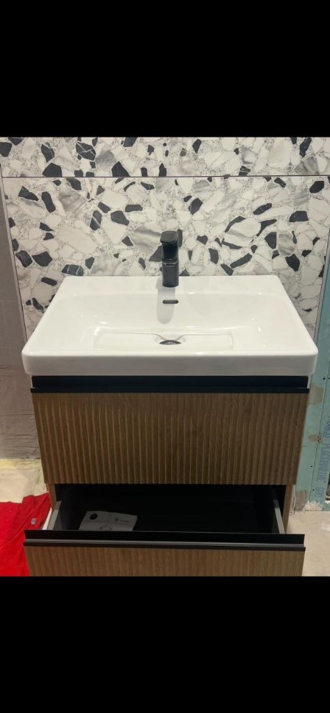 Installation lavabo moderne salle de bain Nice - Elite Plomberie travaux de qualité