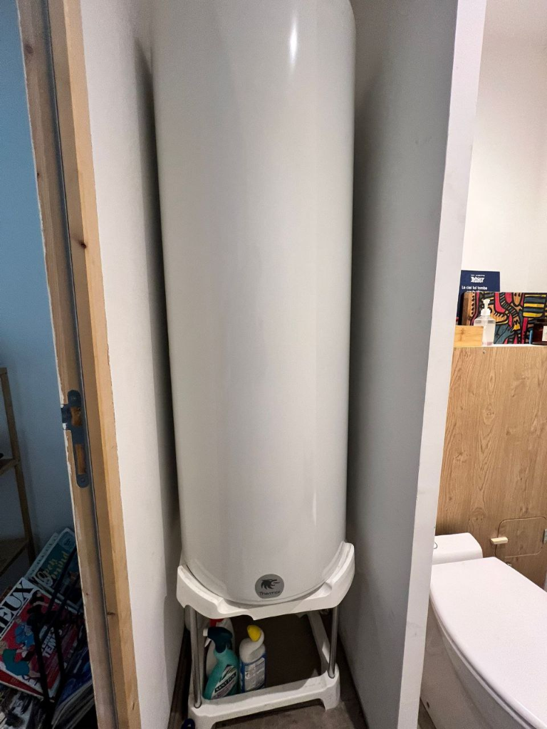 Installation chauffe-eau vertical Nice