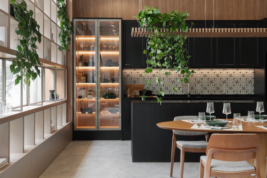 Ambiente Gourmet com Adega e Vitrine Iluminada