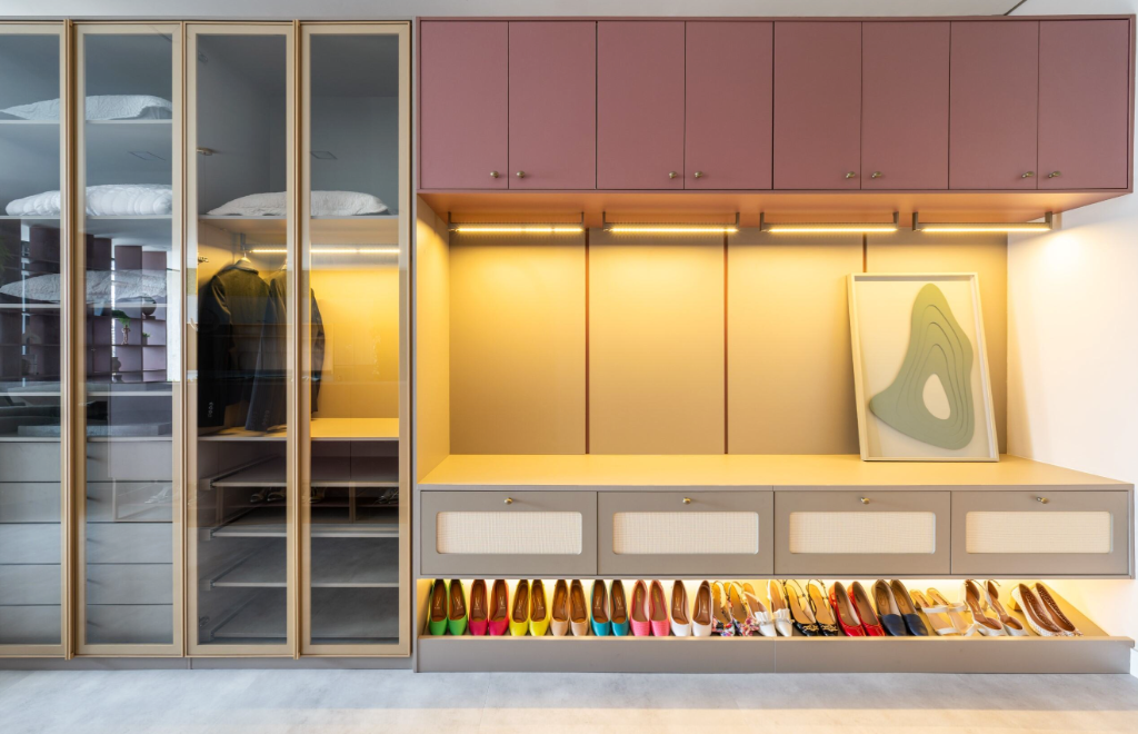 Closet planejado com iluminação e organização de sapatos
